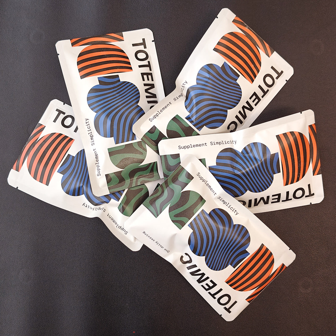 5 TOTEMIC sachets on black background